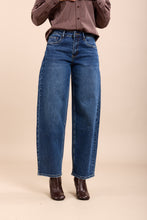 Load image into Gallery viewer, Bonnie Stretch Barrel Leg Jean Mid Wash
