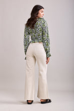 Load image into Gallery viewer, Gloria Patch Pocket Stretch Wide Leg Denim Beige

