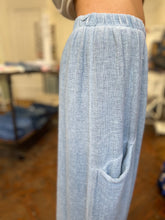 Load image into Gallery viewer, Teabag Linen Barrel Trouser Pale Blue
