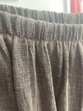 Load image into Gallery viewer, Teabag Linen Barrel Trouser Chocolate
