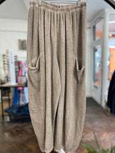 Load image into Gallery viewer, Teabag Linen Barrel Trouser Mocha
