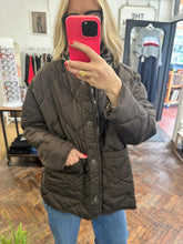 Load image into Gallery viewer, Reversible Quilted Leopard Jacket Chocolate
