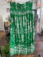 Load image into Gallery viewer, Neo Printed Skirt Green/White (Tall)
