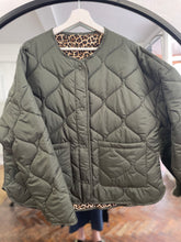 Load image into Gallery viewer, Reversible Quilted Leopard Jacket Khaki
