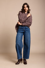 Load image into Gallery viewer, Bonnie Stretch Barrel Leg Jean Mid Wash
