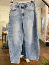 Load image into Gallery viewer, Brielle Stretch Barrel Leg Jean Light Blue
