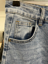 Load image into Gallery viewer, Brielle Stretch Barrel Leg Jean Light Blue
