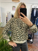 Load image into Gallery viewer, Bolt Leopard Sweat Khaki/Camel Leopard
