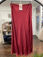 Load image into Gallery viewer, Sable Slinky Skirt Wine

