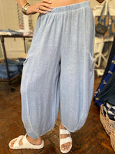Load image into Gallery viewer, Teabag Linen Barrel Trouser Pale Blue

