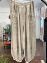 Load image into Gallery viewer, Teabag Tapered Leg Trouser Mocha
